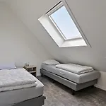 Mastlo: Spacious 10-person Garden Retreat Near