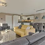Mastlo: Spacious 10-person Garden Retreat Near Villa Ouddorp