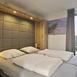 Villa Mastlo: Spacious 10-person Garden Retreat Near Ouddorp