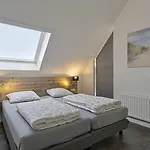Mastlo: Spacious 10-person Garden Retreat Near Ouddorp