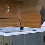 Mastlo: Spacious 10-person Garden Retreat Near Villa