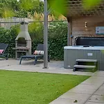 Mastlo: Spacious 10-person Garden Retreat Near Villa *