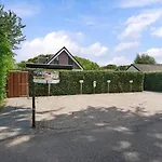 Mastlo: Spacious 10-person Garden Retreat Near * Ouddorp