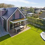 Villa Mastlo: Spacious 10-person Garden Retreat Near Ouddorp