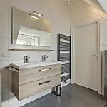 Mastlo: Spacious 10-person Garden Retreat Near