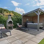Villa Mastlo: Spacious 10-person Garden Retreat Near Ouddorp