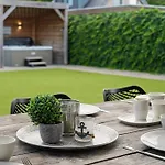 Mastlo: Spacious 10-person Garden Retreat Near *