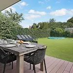 Mastlo: Spacious 10-person Garden Retreat Near * Ouddorp