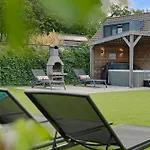 Mastlo: Spacious 10-person Garden Retreat Near Villa