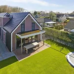 Mastlo: Spacious 10-person Garden Retreat Near