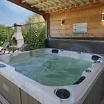 Mastlo: Spacious 10-person Garden Retreat Near Ouddorp