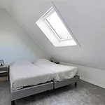 Villa Mastlo: Spacious 10-person Garden Retreat Near Ouddorp