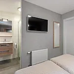 Mastlo: Spacious 10-person Garden Retreat Near