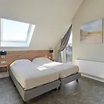 Mastlo: Spacious 10-person Garden Retreat Near
