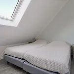 Mastlo: Spacious 10-person Garden Retreat Near Villa