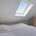Mastlo: Spacious 10-person Garden Retreat Near