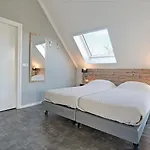 Mastlo: Spacious 10-person Garden Retreat Near Villa Ouddorp