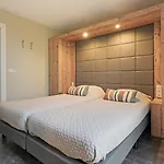 Mastlo: Spacious 10-person Garden Retreat Near Ouddorp