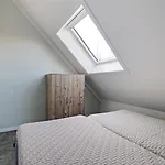Mastlo: Spacious 10-person Garden Retreat Near Villa