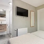 Mastlo: Spacious 10-person Garden Retreat Near * Ouddorp