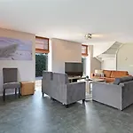 Mastlo: Spacious 10-person Garden Retreat Near Villa