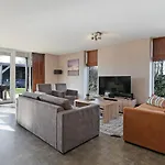 Villa Mastlo: Spacious 10-person Garden Retreat Near Ouddorp