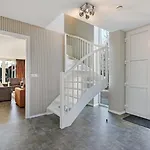 Mastlo: Spacious 10-person Garden Retreat Near * Ouddorp
