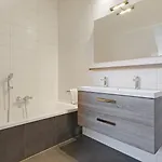 Villa Mastlo: Spacious 10-person Garden Retreat Near *