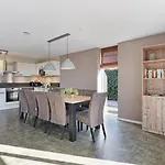 Mastlo: Spacious 10-person Garden Retreat Near Villa