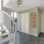 Mastlo: Spacious 10-person Garden Retreat Near * Ouddorp