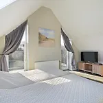 Villa Mastlo: Spacious 10-person Garden Retreat Near