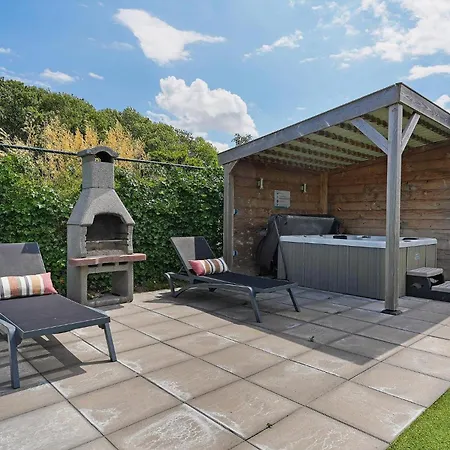 Villa Mastlo 2x 10 Persons Large Garden, 1500 Meters To The Dunes And With 2 Jacuzzi's - Not For Companies Ouddorp