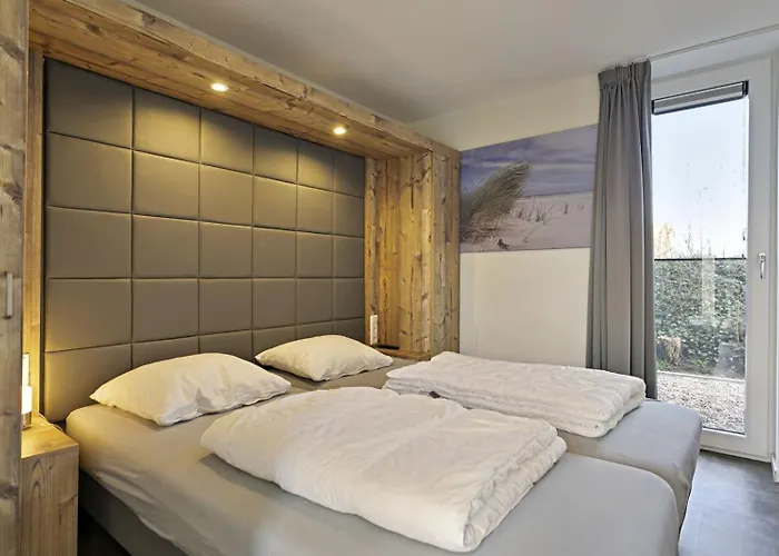 Vila Mastlo 2x 10 Persons Large Garden, 1500 Meters To The Dunes And With 2 Jacuzzi's - Not For Companies Ouddorp